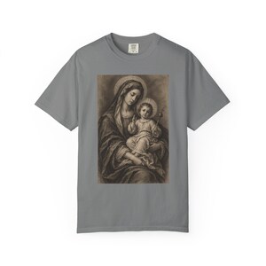 Maglietta con Madonna e Bambino, disegno vintage a carboncino, regalo della Madonna per la mamma o la madrina, maglietta cristiana mariana da donna, colori confortevoli immagine 4