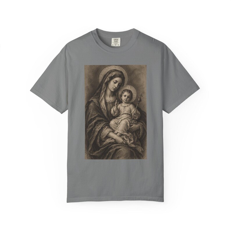 Maglietta con Madonna e Bambino, disegno vintage a carboncino, regalo della Madonna per la mamma o la madrina, maglietta cristiana mariana da donna, colori confortevoli immagine 4