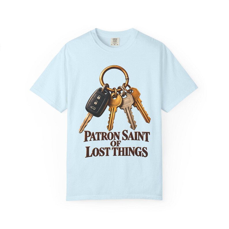 T-shirt « Sainte patronne des objets perdus » aux couleurs apaisantes | T-shirt humoristique pour maman catholique | Cadeau pour maman | Porte-clés vintage image 9