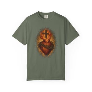 Leuchtendes T-Shirt mit Herz-Jesu-Motiv, Holzkreuz und goldenen Strahlen, Vintage-Geschenk für Väter, Dornenkrone, Erster Freitag im Monat, Wohlfühlfarben Bild 6