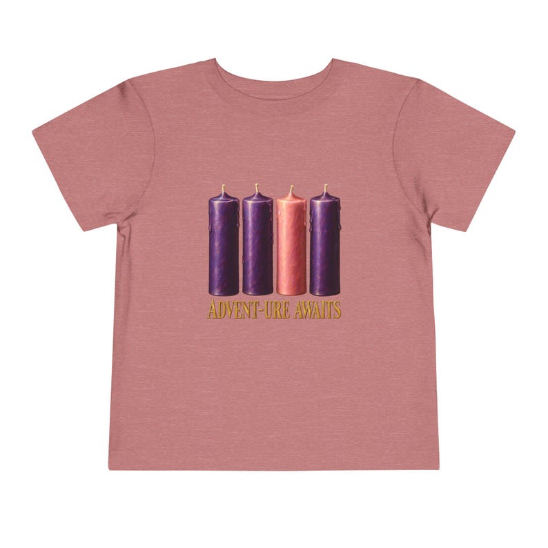 Camiseta "La aventura espera a los niños pequeños", camiseta católica de Adviento, velas de corona de Adviento, regalo de cuenta regresiva navideña para niños pequeños. imagen 2