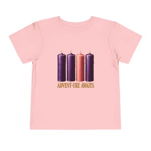 Camiseta "La aventura espera a los niños pequeños", camiseta católica de Adviento, velas de corona de Adviento, regalo de cuenta regresiva navideña para niños pequeños. imagen 14