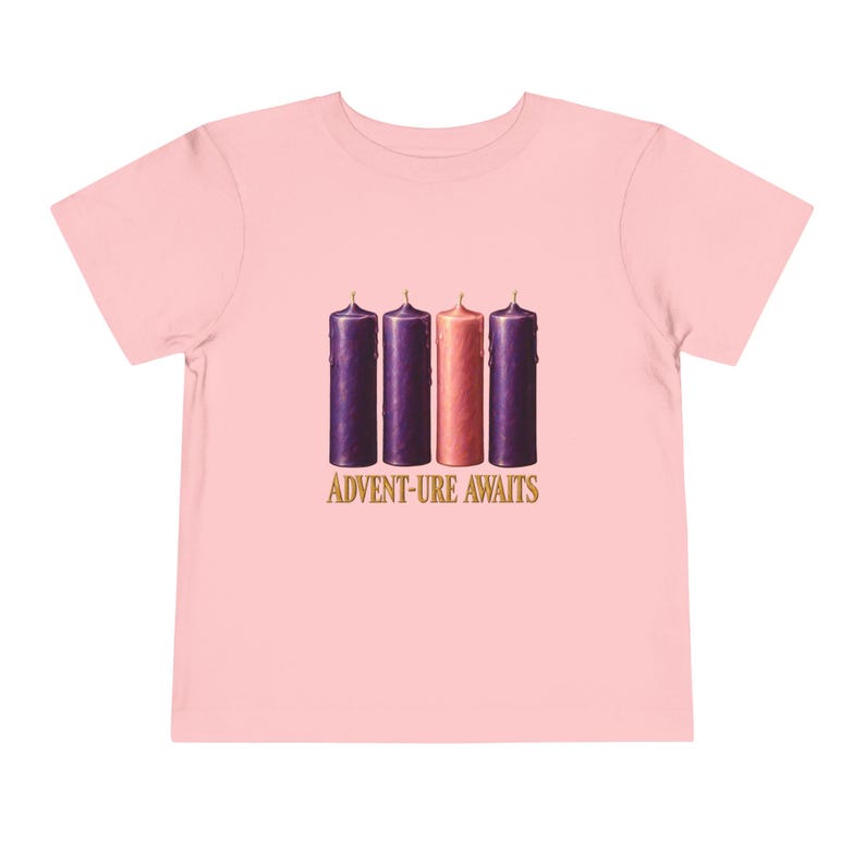 Camiseta "La aventura espera a los niños pequeños", camiseta católica de Adviento, velas de corona de Adviento, regalo de cuenta regresiva navideña para niños pequeños. imagen 14