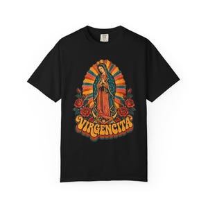 Maglietta retrò Virgencita, Vergine di Guadalupe Arcobaleno, La Guadalupana Stile Anni '70, Regalo Boho Latina Cattolico per la Mamma, Colori Comfort immagine 2