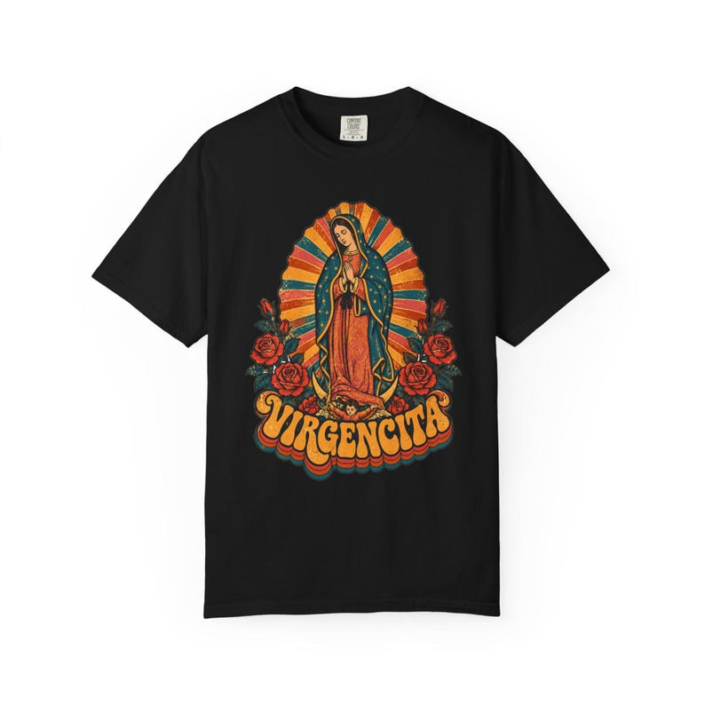 Maglietta retrò Virgencita, Vergine di Guadalupe Arcobaleno, La Guadalupana Stile Anni '70, Regalo Boho Latina Cattolico per la Mamma, Colori Comfort immagine 2