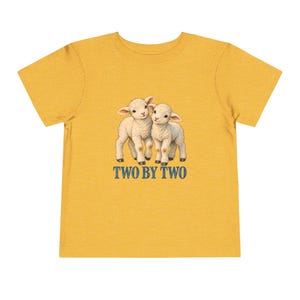 Kleinkind-T-Shirt „Zwei mal Zwei“, Shirt mit Zwillingslämmern, christliches Geschenk zur Arche Noah für Zwillinge oder Geschwister, Vintage-Lamm-Motiv Bild 7