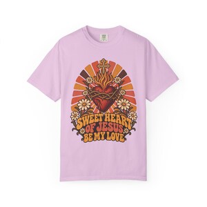 レトロな聖心Tシャツ、ビー・マイ・ラブ ヴィンテージサンバースト、カトリックの彼女へのギフト、ファーストフライデー クリスチャン レディースシャツ、コンフォートカラーズ 画像 7