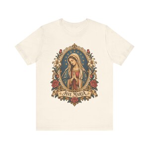 Camiseta Ave María, Camiseta de la Virgen María rezando, Arte de estampas religiosas vintage, Regalo de la Santísima Madre para mamá católica, Ropa mariana para mujer imagen 2