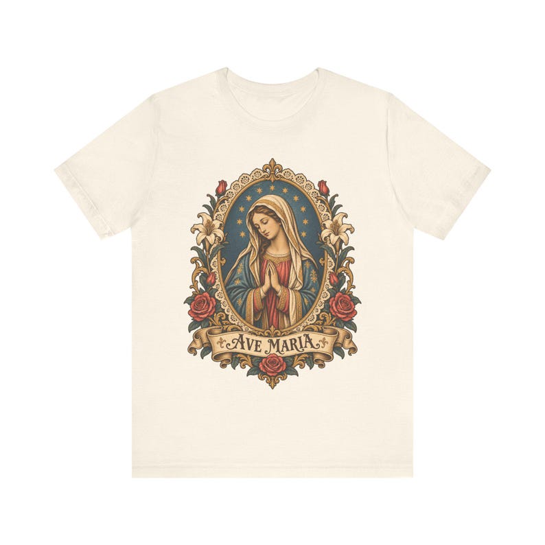 Camiseta Ave María, Camiseta de la Virgen María rezando, Arte de estampas religiosas vintage, Regalo de la Santísima Madre para mamá católica, Ropa mariana para mujer imagen 2