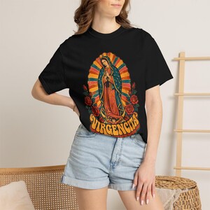 Maglietta retrò Virgencita, Vergine di Guadalupe Arcobaleno, La Guadalupana Stile Anni '70, Regalo Boho Latina Cattolico per la Mamma, Colori Comfort immagine 1