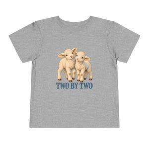 Kleinkind-T-Shirt „Zwei mal Zwei“, Shirt mit Zwillingslämmern, christliches Geschenk zur Arche Noah für Zwillinge oder Geschwister, Vintage-Lamm-Motiv Bild 8