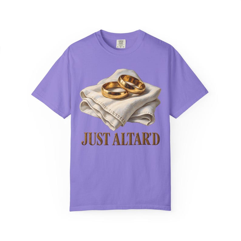 Maglietta "Just Altar'd Comfort Colors" / Maglietta divertente per matrimonio cattolico / Regalo per novelli sposi / Fedi nuziali dorate su lino immagine 4