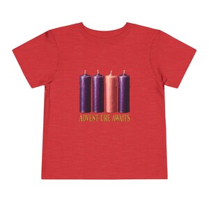 Camiseta "La aventura espera a los niños pequeños", camiseta católica de Adviento, velas de corona de Adviento, regalo de cuenta regresiva navideña para niños pequeños. imagen 15