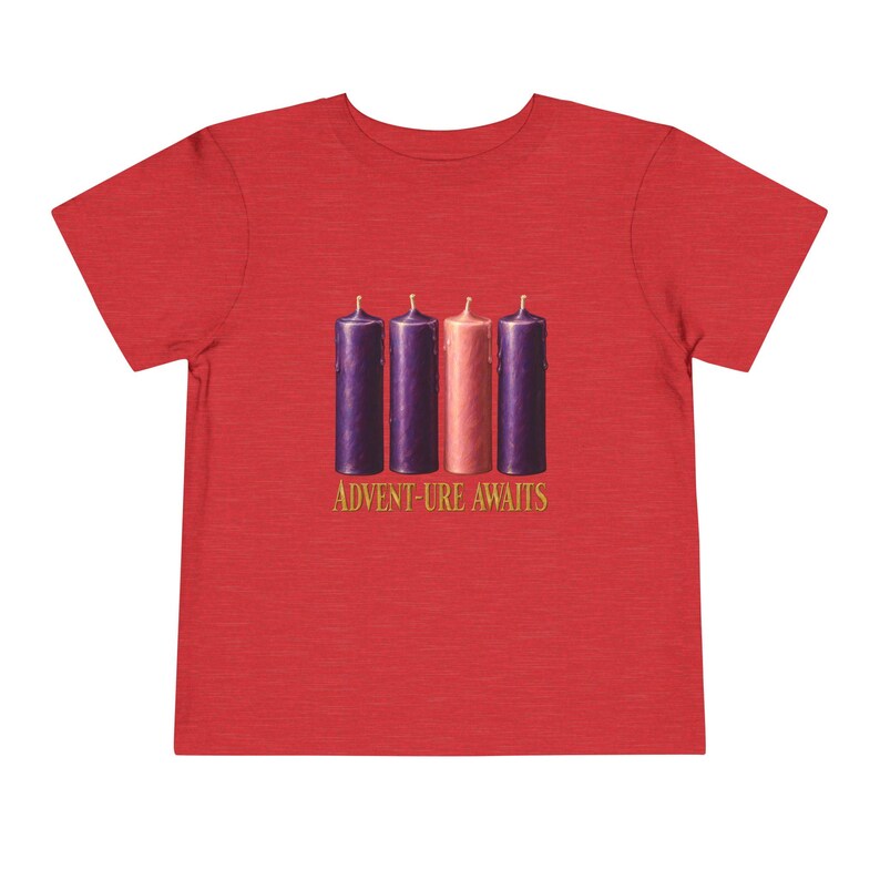 Camiseta "La aventura espera a los niños pequeños", camiseta católica de Adviento, velas de corona de Adviento, regalo de cuenta regresiva navideña para niños pequeños. imagen 15