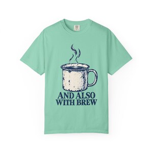Y también con Brew Comfort Colors Camiseta / Divertida camiseta católica de café / Regalo para amantes del café / Taza de esmalte vintage imagen 5