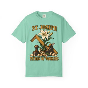 T-shirt met afbeelding van Sint Jozef, beschermheilige van de arbeiders | T-shirt in comfortabele kleuren | Katholiek T-shirt | Cadeau voor papa | Timmermansgereedschap en lelie afbeelding 5