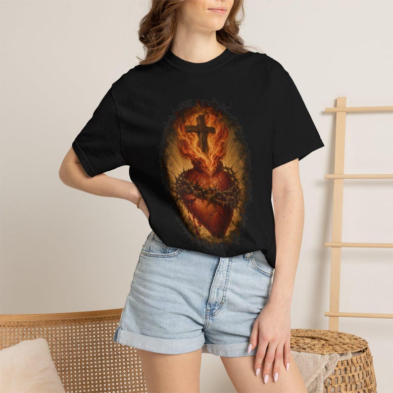 Leuchtendes T-Shirt mit Herz-Jesu-Motiv, Holzkreuz und goldenen Strahlen, Vintage-Geschenk für Väter, Dornenkrone, Erster Freitag im Monat, Wohlfühlfarben Bild 1
