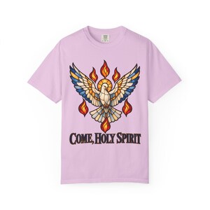 Maglietta "Vieni Spirito Santo" con colori rilassanti / Maglietta per la Cresima Cattolica / Regalo per la Cresima / Colomba in vetro colorato con fiamme immagine 10