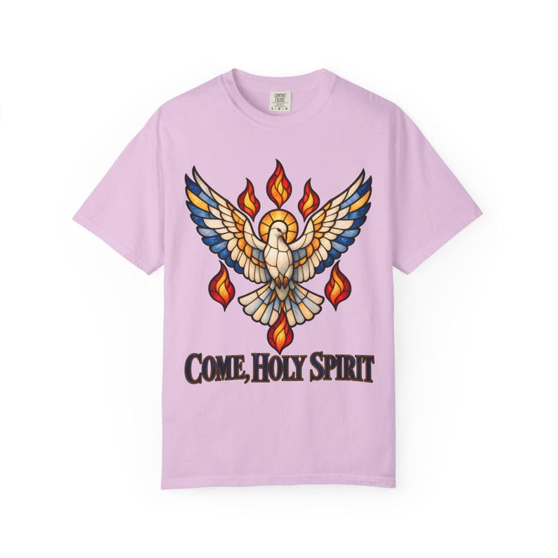 Maglietta "Vieni Spirito Santo" con colori rilassanti / Maglietta per la Cresima Cattolica / Regalo per la Cresima / Colomba in vetro colorato con fiamme immagine 10