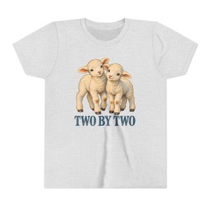 Kinder T-shirt 'Twee aan Twee', T-shirt voor jongeren met afbeelding van een tweelinglammetjes, Christelijk cadeau met de ark van Noach voor tweelingen of broers en zussen, Vintage lammetjeskunst afbeelding 2