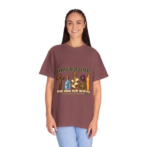 Divertida camiseta católica de Halloween, kit repelente de vampiros, medalla de San Benito con crucifijo y ajo. imagen 8