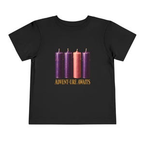 Camiseta "La aventura espera a los niños pequeños", camiseta católica de Adviento, velas de corona de Adviento, regalo de cuenta regresiva navideña para niños pequeños. imagen 3