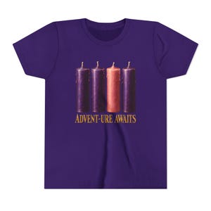T-shirt « L'aventure vous attend » pour enfants, T-shirt catholique de l'Avent pour jeunes, Bougies de l'Avent, Cadeau de compte à rebours de Noël pour enfants image 19