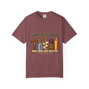 Divertida camiseta católica de Halloween, kit repelente de vampiros, medalla de San Benito con crucifijo y ajo. imagen 2