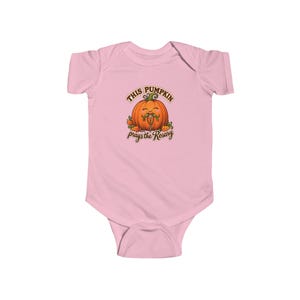 Body infantil "Bebê Abóbora Reza o Rosário", peça única para o Halloween, presente fofo para bebês no outono, primeiro Halloween, arte da colheita imagem 4