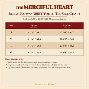 Może przedstawiać: Tabela rozmiar&oacute;w koszulki młodzieżowej Bella+Canvas 3001Y marki The Merciful Heart. Tabela zawiera rozmiary S, M, L i XL wraz z odpowiednimi wymiarami szerokości i długości w calach i centymetrach oraz instrukcje dotyczące mierzenia.