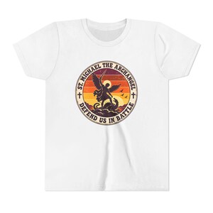 Retro T-shirt voor kinderen met Sint-Michielsbadge, T-shirt met de tekst "Verdedig ons in de strijd", katholiek cadeau voor jongens, aartsengel die een draak verslaat bij zonsondergang