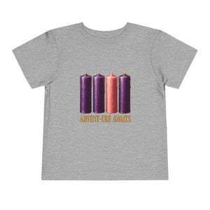 Camiseta "La aventura espera a los niños pequeños", camiseta católica de Adviento, velas de corona de Adviento, regalo de cuenta regresiva navideña para niños pequeños. imagen 8