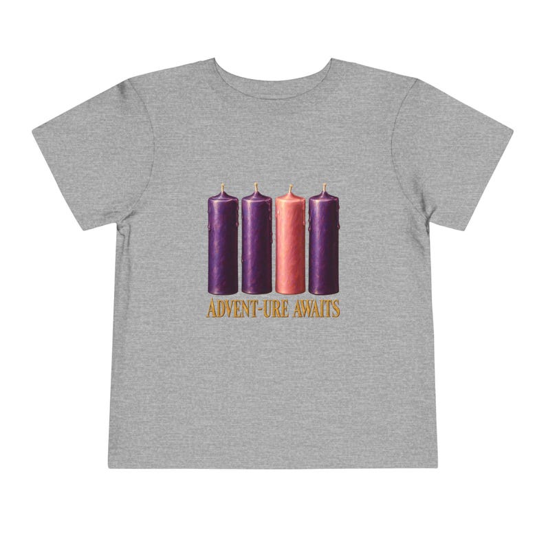 Camiseta "La aventura espera a los niños pequeños", camiseta católica de Adviento, velas de corona de Adviento, regalo de cuenta regresiva navideña para niños pequeños. imagen 8