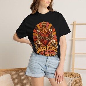 レトロな聖心Tシャツ、ビー・マイ・ラブ ヴィンテージサンバースト、カトリックの彼女へのギフト、ファーストフライデー クリスチャン レディースシャツ、コンフォートカラーズ 画像 1