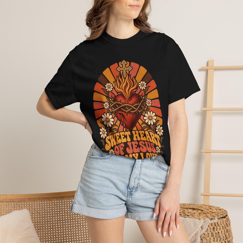 レトロな聖心Tシャツ、ビー・マイ・ラブ ヴィンテージサンバースト、カトリックの彼女へのギフト、ファーストフライデー クリスチャン レディースシャツ、コンフォートカラーズ 画像 1