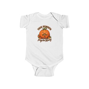 Body infantil "Bebê Abóbora Reza o Rosário", peça única para o Halloween, presente fofo para bebês no outono, primeiro Halloween, arte da colheita imagem 1