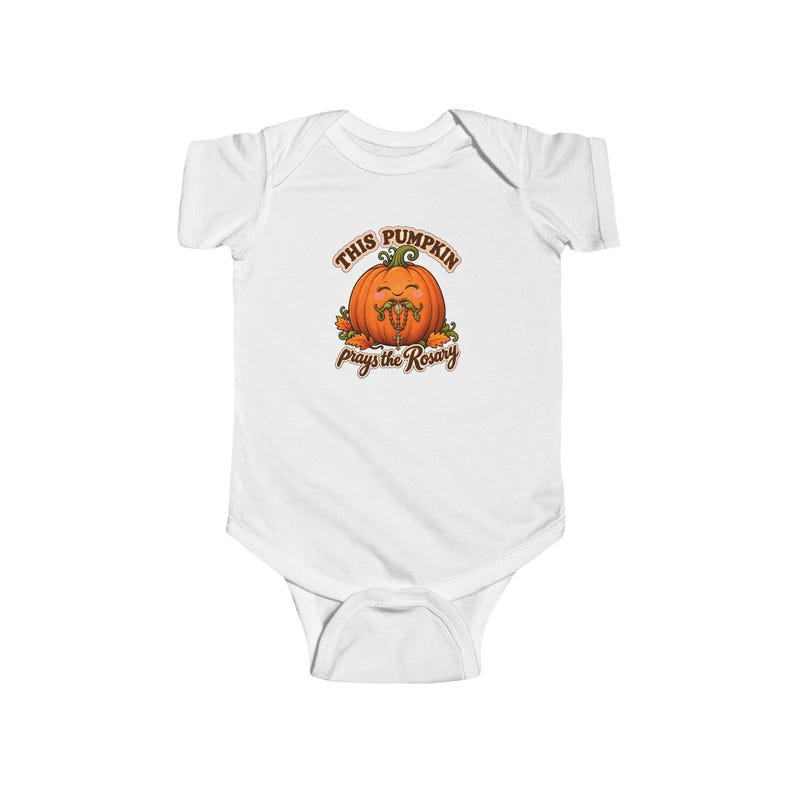 Body infantil "Bebê Abóbora Reza o Rosário", peça única para o Halloween, presente fofo para bebês no outono, primeiro Halloween, arte da colheita imagem 1
