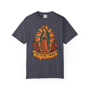 Maglietta retrò Virgencita, Vergine di Guadalupe Arcobaleno, La Guadalupana Stile Anni '70, Regalo Boho Latina Cattolico per la Mamma, Colori Comfort immagine 9