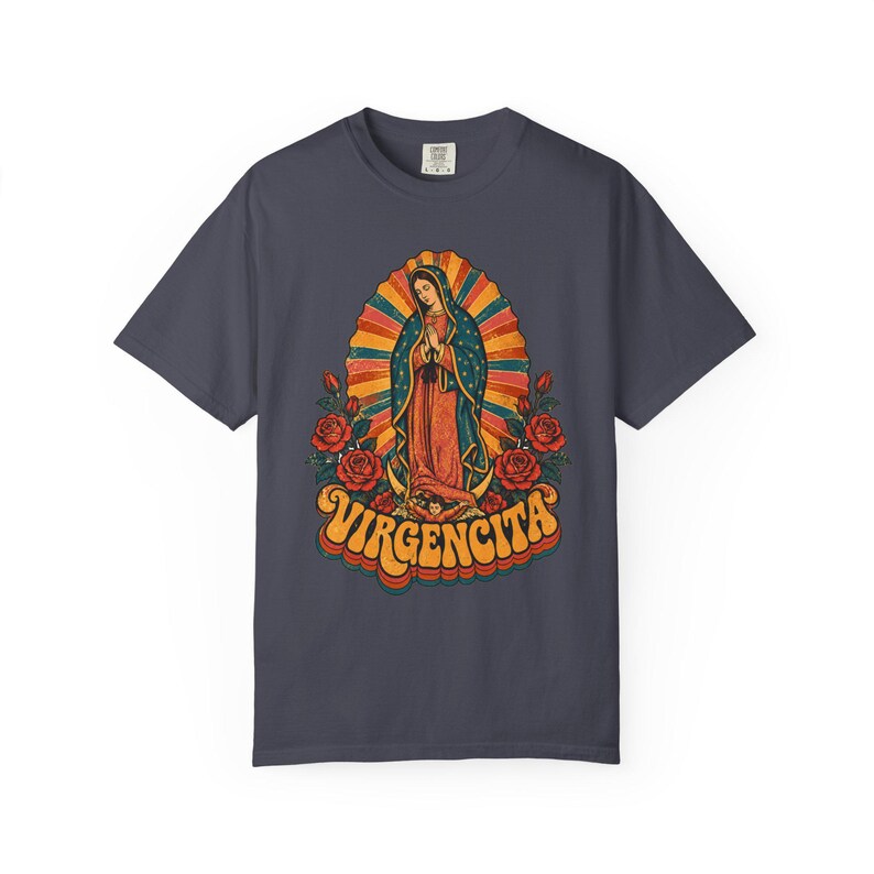 Maglietta retrò Virgencita, Vergine di Guadalupe Arcobaleno, La Guadalupana Stile Anni '70, Regalo Boho Latina Cattolico per la Mamma, Colori Comfort immagine 9