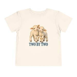 Kleinkind-T-Shirt „Zwei mal Zwei“, Shirt mit Zwillingslämmern, christliches Geschenk zur Arche Noah für Zwillinge oder Geschwister, Vintage-Lamm-Motiv Bild 3