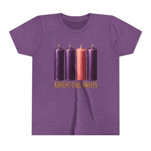 T-shirt « L'aventure vous attend » pour enfants, T-shirt catholique de l'Avent pour jeunes, Bougies de l'Avent, Cadeau de compte à rebours de Noël pour enfants image 18