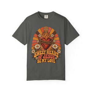 レトロな聖心Tシャツ、ビー・マイ・ラブ ヴィンテージサンバースト、カトリックの彼女へのギフト、ファーストフライデー クリスチャン レディースシャツ、コンフォートカラーズ 画像 5
