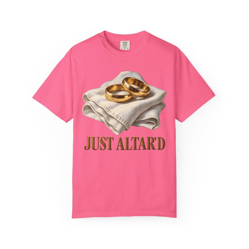 Maglietta "Just Altar'd Comfort Colors" / Maglietta divertente per matrimonio cattolico / Regalo per novelli sposi / Fedi nuziali dorate su lino immagine 5