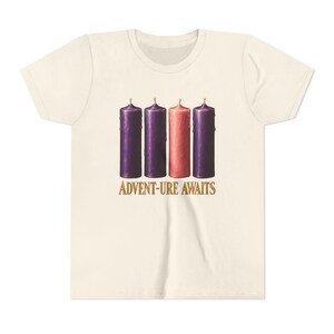 T-shirt « L'aventure vous attend » pour enfants, T-shirt catholique de l'Avent pour jeunes, Bougies de l'Avent, Cadeau de compte à rebours de Noël pour enfants image 6