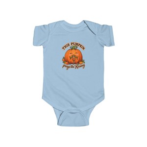 Body infantil "Bebê Abóbora Reza o Rosário", peça única para o Halloween, presente fofo para bebês no outono, primeiro Halloween, arte da colheita imagem 3
