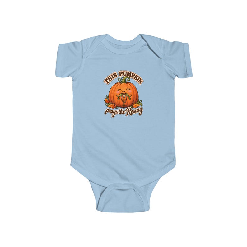 Body infantil "Bebê Abóbora Reza o Rosário", peça única para o Halloween, presente fofo para bebês no outono, primeiro Halloween, arte da colheita imagem 3