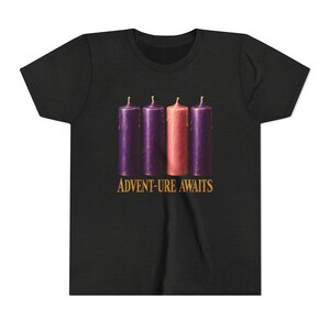 T-shirt « L'aventure vous attend » pour enfants, T-shirt catholique de l'Avent pour jeunes, Bougies de l'Avent, Cadeau de compte à rebours de Noël pour enfants image 7