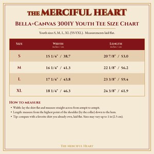 Puede incluir: Una tabla de tallas para la camiseta juvenil Bella+Canvas 3001Y de The Merciful Heart. La tabla enumera las tallas S, M, L y XL con las medidas de ancho y largo en pulgadas y cent&iacute;metros, adem&aacute;s de instrucciones sobre c&oacute;mo medir.
