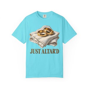 Maglietta "Just Altar'd Comfort Colors" / Maglietta divertente per matrimonio cattolico / Regalo per novelli sposi / Fedi nuziali dorate su lino immagine 2