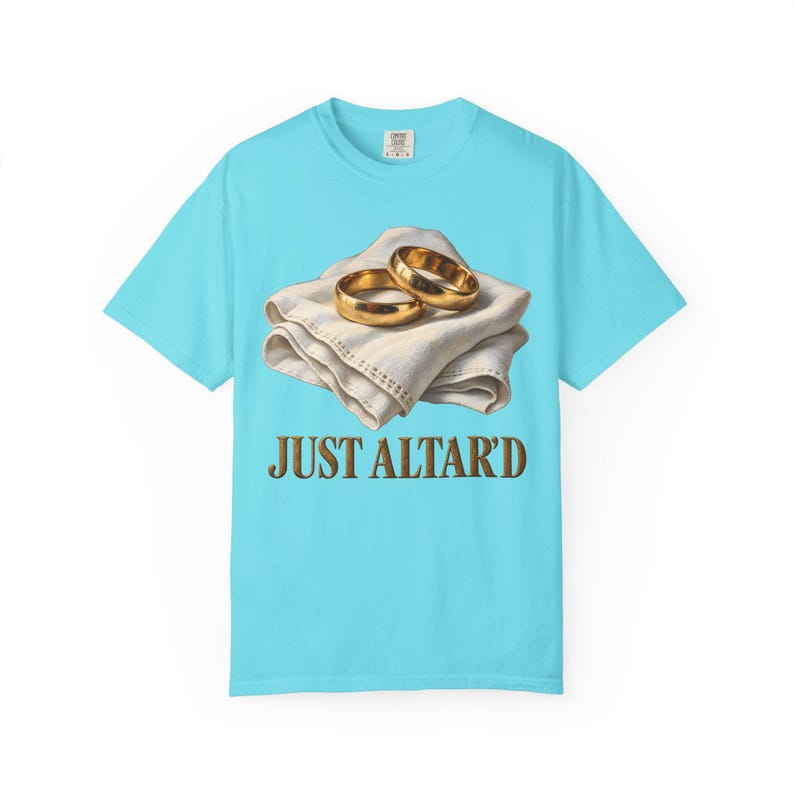 Maglietta "Just Altar'd Comfort Colors" / Maglietta divertente per matrimonio cattolico / Regalo per novelli sposi / Fedi nuziali dorate su lino immagine 2